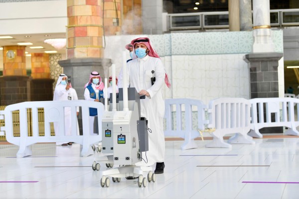 روبوتات ذكية لتعقيم وتعطير المسجد الحرام. (واس)