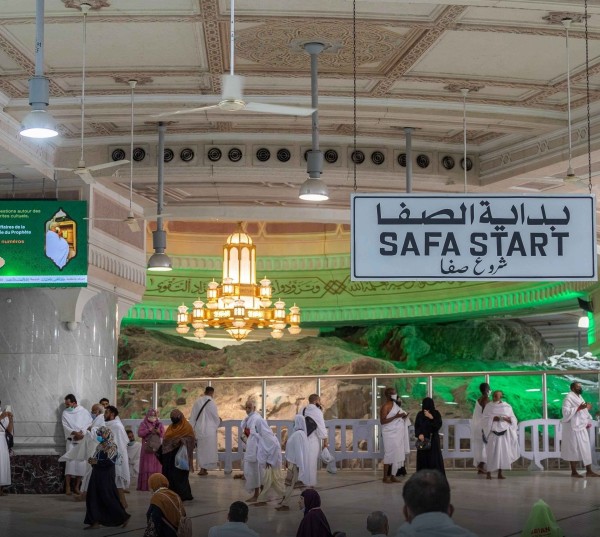 تحويل إضاءات الصفا والمروة في المسجد الحرام إلى إضاءات LED. (واس)