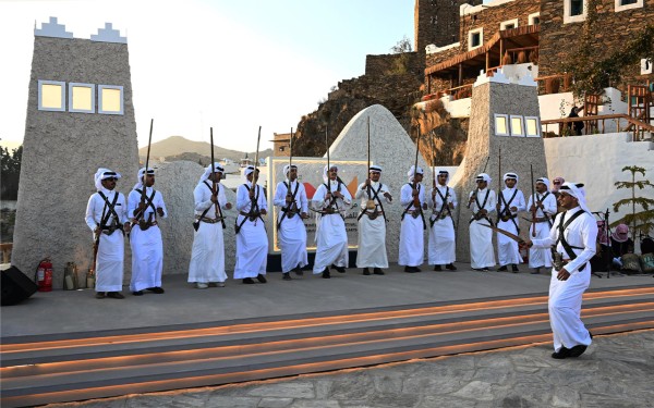 فرقة استعراضية شعبية تؤدي رقصة ضمن فعاليات مهرجان قمم للفنون الأدائية الجبلية في منطقة عسير. (واس)