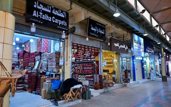 متاجر السجاد في سوق الزل في مدينة الرياض. (واس)