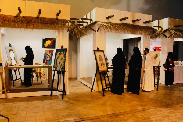 مشاركات من فنانين وفنانات في مهرجان واحة الأحساء. (واس)