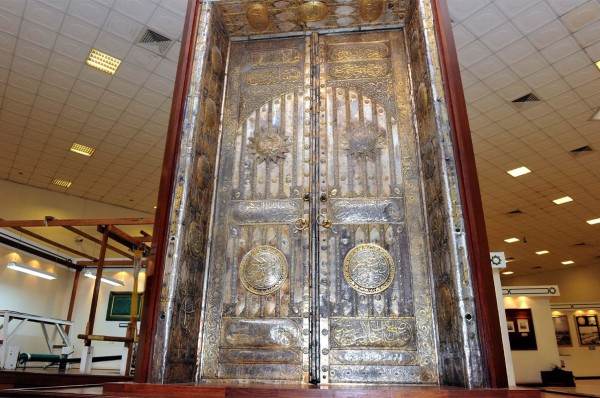 باب الكعبة القديم في معرض عمارة الحرمين الشريفين بمكة المكرمة. (واس)
