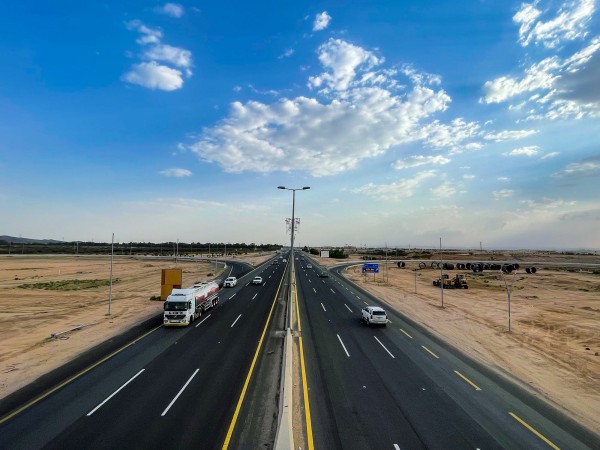 أحد جوانب الطريق رقم 40 وهو أحد طرقها البرية الرئيسية والذي يبدأ من جدة وينتهي بالدمام. (سعوديبيديا) 