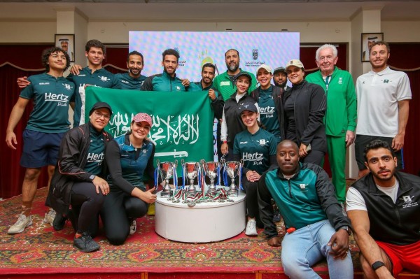 صورة جماعية لأعضاء المنتخب السعودي للتجديف (واس)