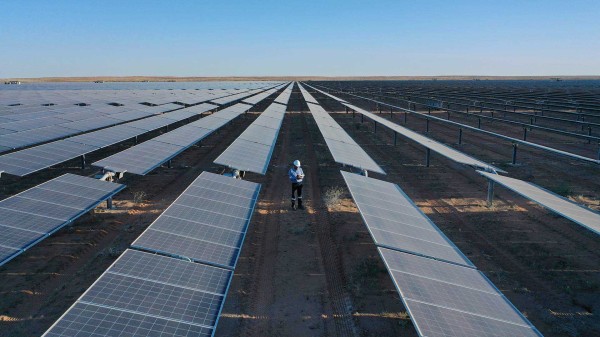 محطة توليد الطاقة الشمسية في محطة سكاكا شمال المملكة. (دارة الملك عبدالعزيز)