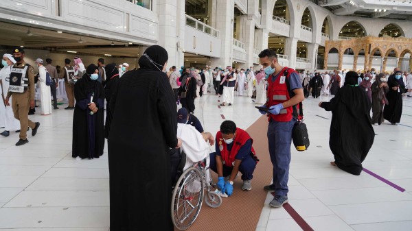 أفراد من الهلال الأحمر السعودي يقدمون الخدمات الصحية لأحد الحجاج في المسجد الحرام (واس).