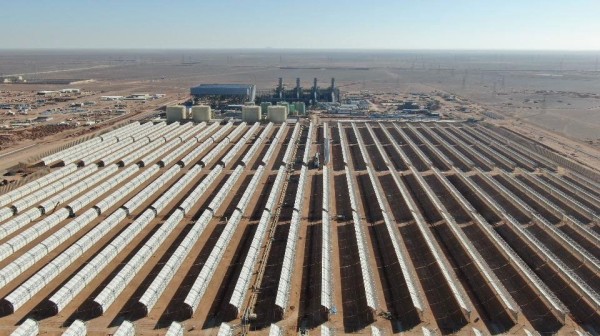 صورة من أحد محطات الطاقة الشمسية في المملكة. (دارة الملك عبدالعزيز)