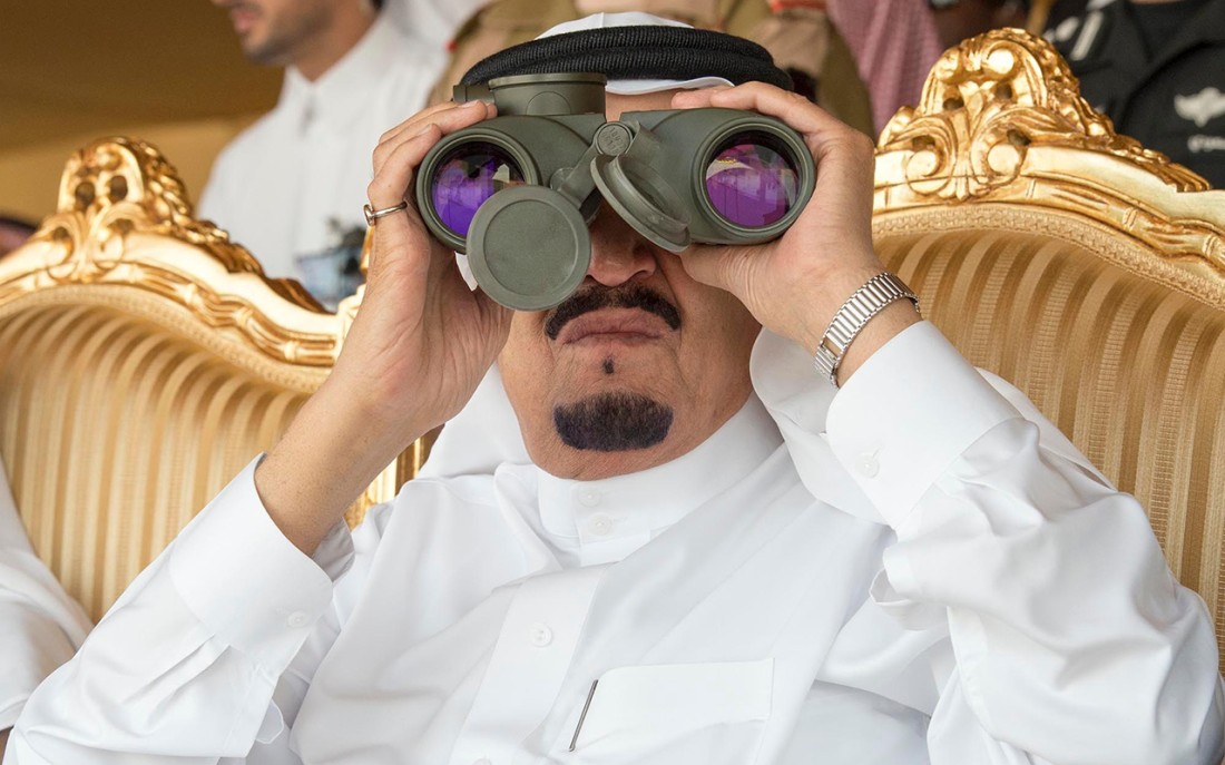 الملك سلمان بن عبدالعزيز خلال رعايته مناورات رعد الشمال 1437هـ/2016م. (واس)