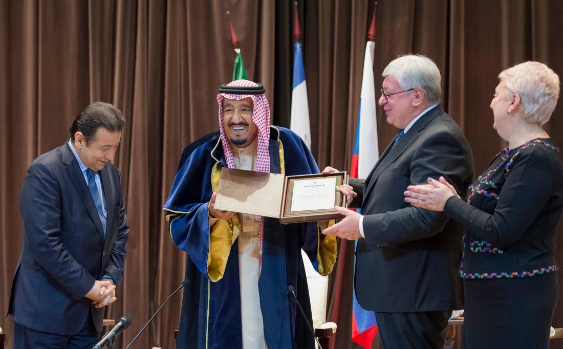 الملك سلمان بعد منحه الدكتوراه الفخرية في العلاقات الدولية من جامعة موسكو. (واس)