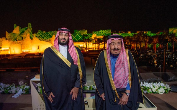 الملك سلمان وولي العهد الأمير محمد بن سلمان في حفل وضع حجر الأساس لمشروع بوابة الدرعية 1441هـ/2019م. (واس)