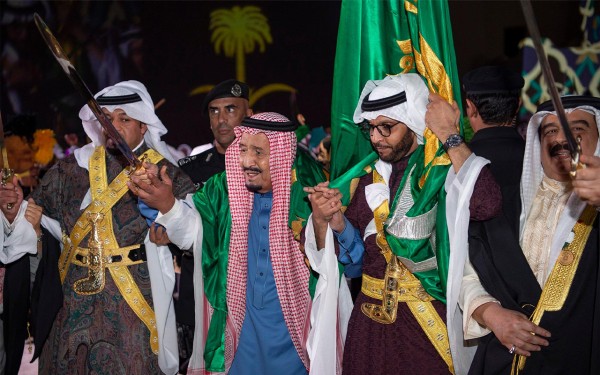 الملك سلمان يؤدي العرضة السعودية في حفل افتتاح مشروع تطوير حي الطريف التاريخي. (واس)