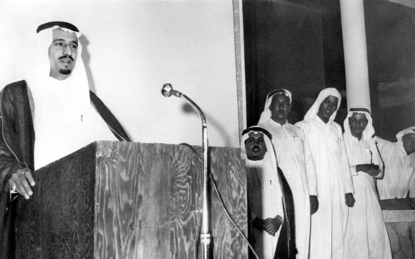 الملك سلمان -أمير منطقة الرياض آنذاك- يلقي كلمة في إحدى المناسبات. (دارة الملك عبدالعزيز)