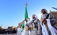 السيوف عنصر أساس في العرضة السعودية. (دارة الملك عبدالعزيز)