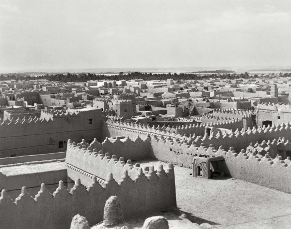 أسطح بيوت في مدينة الرياض قديمًا. (دارة الملك عبدالعزيز)