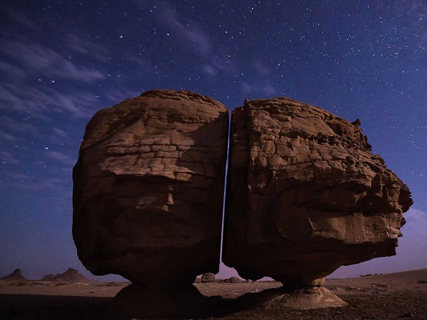 صخرة النصلة جنوب محافظة تيماء بمنطقة تبوك وتمثل أحد المعالم الطبيعية. (واس)