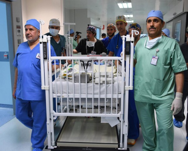 الفريق الطبي المشارك في إحدى عمليات فصل التوائم السيامية في أحد مستشفيات السعودية. (واس)
