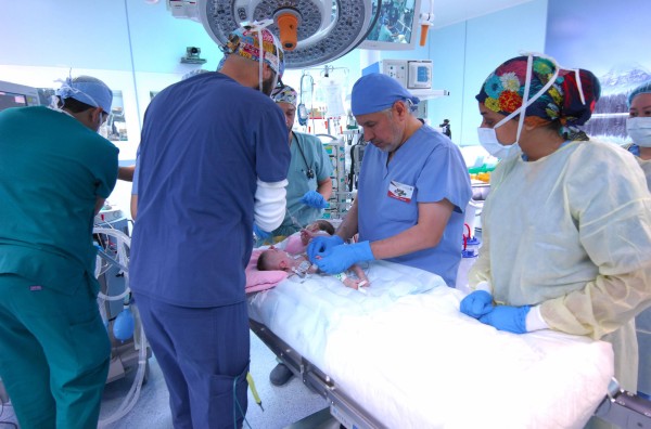عملية فصل لتوأم سيامي في أحد مستشفيات السعودية. (واس)
