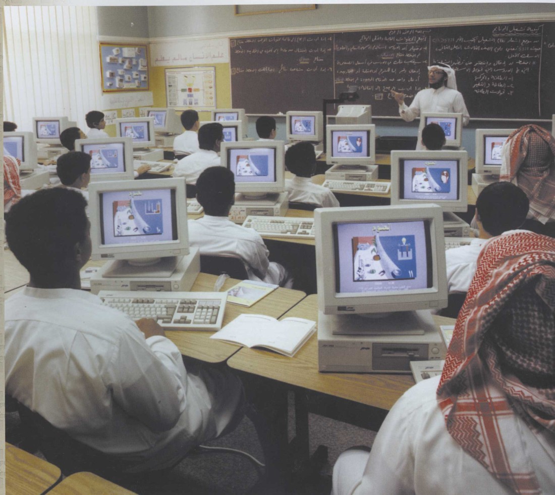 المدارس قديمًا بعد ظهور أجهزة الكمبيوتر. (دارة الملك عبدالعزيز)