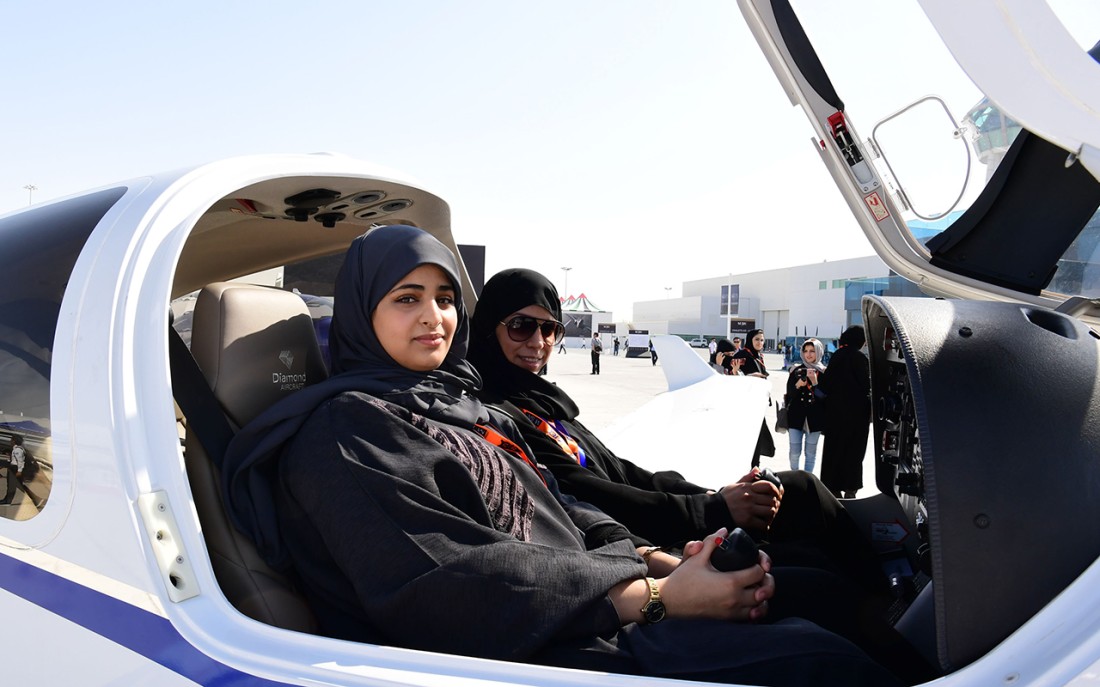 سيدتان أثناء تجربة إحدى الطائرات في أكاديمية أكسفورد السعودية للطيران. (المركز الإعلامي لأكاديمية أكسفورد السعودية للطيران)
