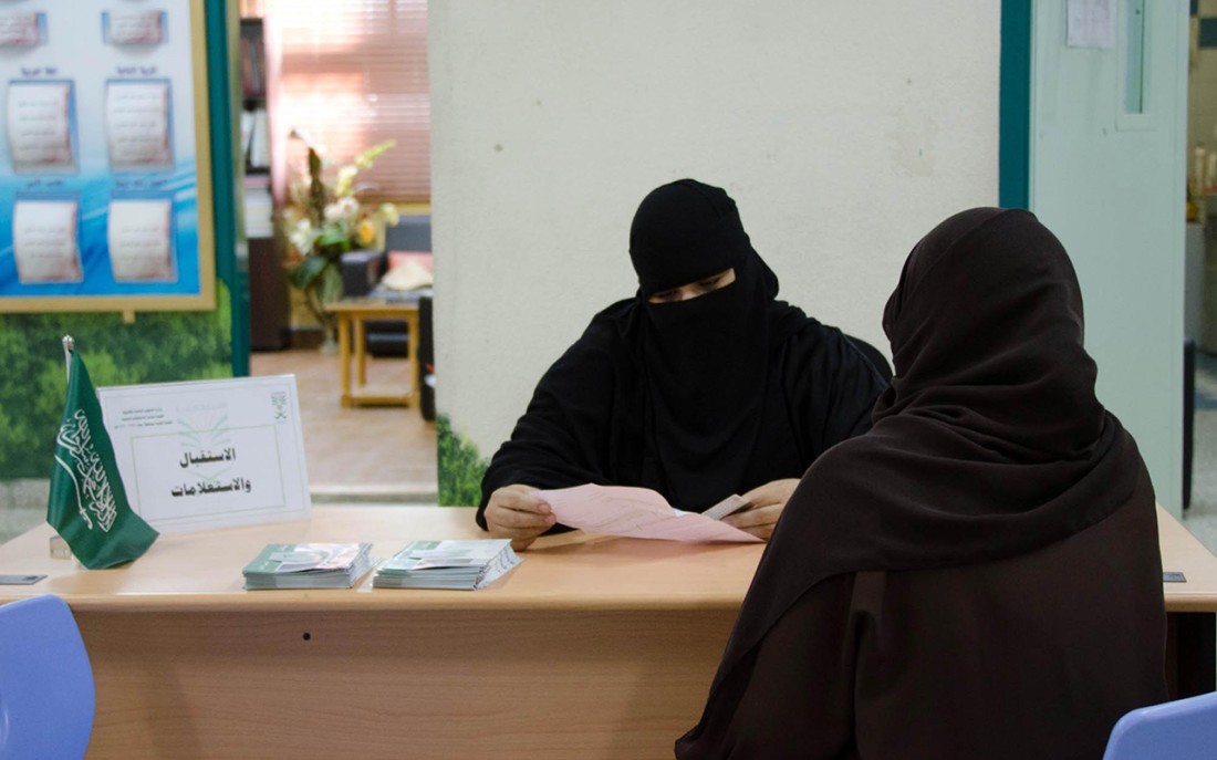 استقبال الناخبات في أحد المراكز الانتخابية في محافظة جدة. (واس)