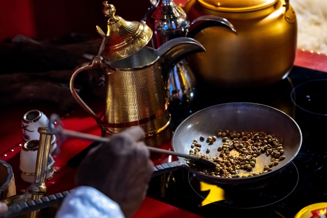 تحميص حبوب البن قبل طحنها لإعداد القهوة السعودية. (واس)