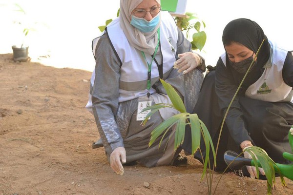 مواطنات يشاركن في حملة لنجعلها خضراء. (سعوديبيديا)