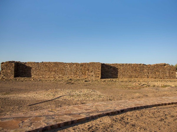 أحد أسوار قصر الرضم الأثري في تيماء. (سعوديبيديا)