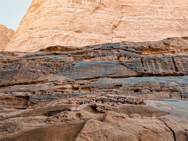 النقوش الصخرية في جبل عكمة. (سعوديبيديا)