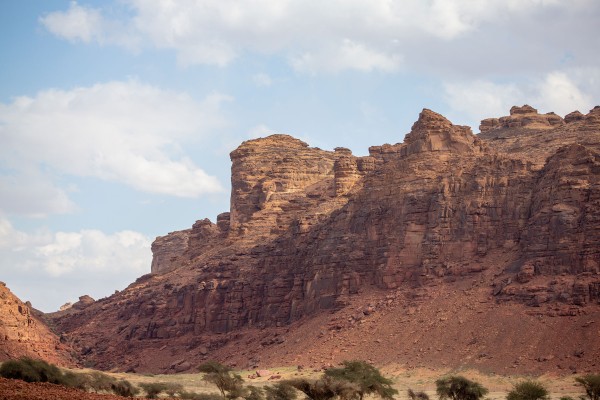 جبل عكمة الذي يقع في منطقة المدينة المنورة. (سعوديبيديا)
