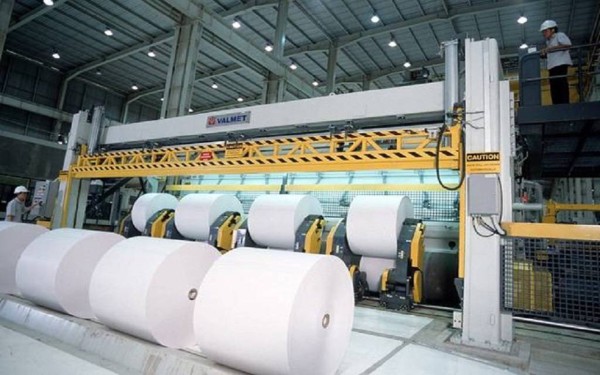 خطوط الإنتاج لأحد مصانع الورق في السعودية. (دارة الملك عبدالعزيز)