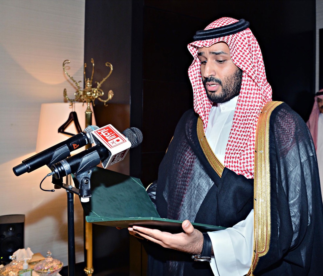 الأمير محمد بن سلمان مؤديًا القسم بعد تعيينه وزيرًا للدولة عضوًا بمجلس الوزراء. (واس)
