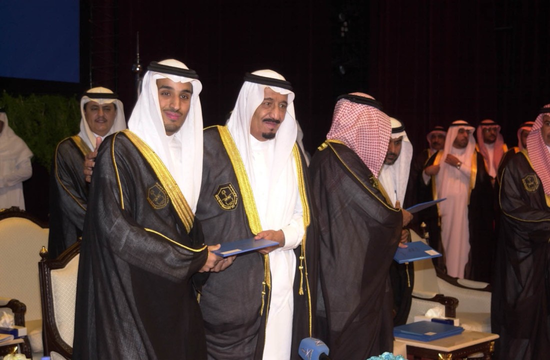 الأمير محمد بن سلمان يتسلم شهادة تخرجه في جامعة الملك سعود من الملك سلمان بن عبدالعزيز -أمير منطقة الرياض آنذاك-. (واس)