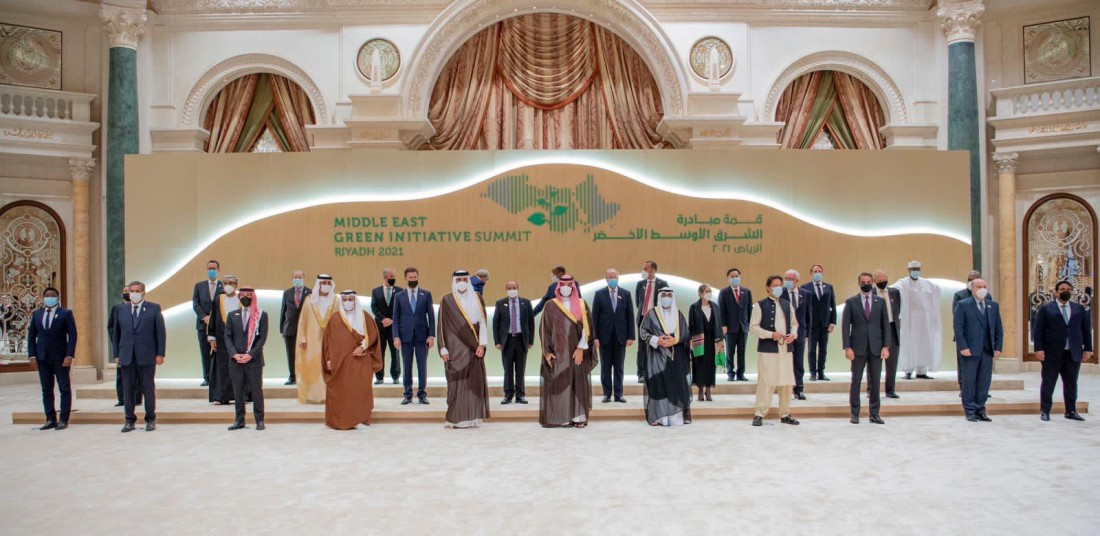 الأمير محمد بن سلمان يتوسط قادة الدول المشاركين في النسخة الأولى من قمة مبادرة الشرق الأوسط الأخضر بالرياض. (واس)