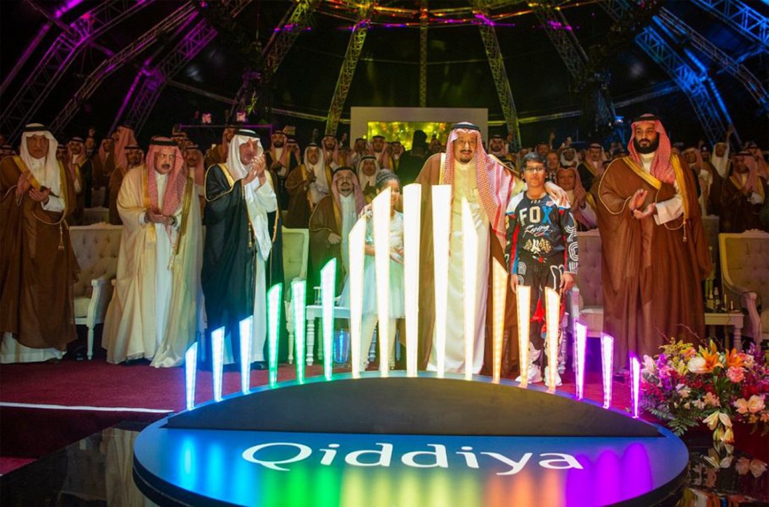 الملك سلمان بن عبدالعزيز والأمير محمد بن سلمان خلال وضع حجر الأساس لمشروع القدية في الرياض. (واس)