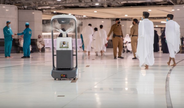 أحد الروبوتات الذكية في المسجد الحرام. (واس)
