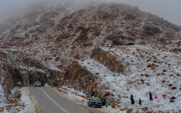 تساقط الثلوج على جبل اللوز في منطقة تبوك. (وزارة الثقافة)