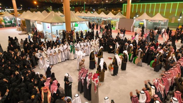 العرضة السعودية داخل مهرجان الجوف للتمور. (واس)