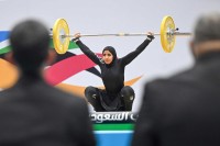 إحدى المشتركات السعوديات في بطولة رفع الأثقال. (واس)