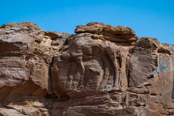 نقوش أثرية وتاريخية على الجبال في السعودية. (وزارة الثقافة).