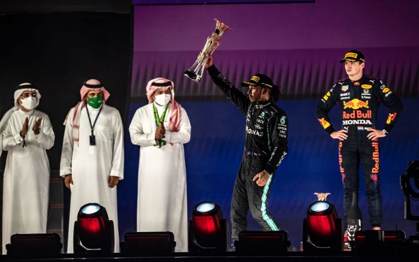 تتويج المتسابق لويس هاملتون في بطولة الفورمولا 1 في جدة. (واس)