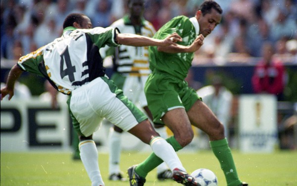 لقطة من مباراة المنتخب السعودي ضد منتخب جنوب أفريقيا في بطولة كأس العالم باستضافة فرنسا في عام 1998م. (واس)