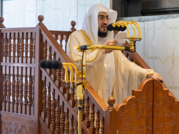 بندر بليلة ملقيًا خطبة الجمعة في المسجد الحرام بمكة المكرمة. (واس)