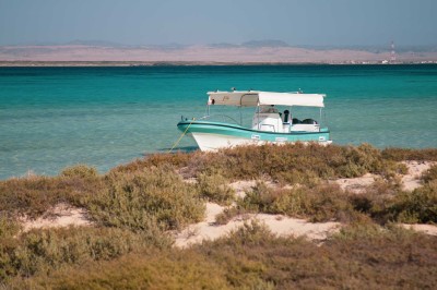 قارب على شاطئ إحدى الجزر في محافظة أملج. (سعوديبيديا)