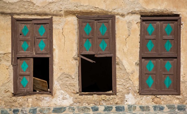 نوافذ أحد البيوت التاريخية في ضباء القديمة. (سعوديبيديا)