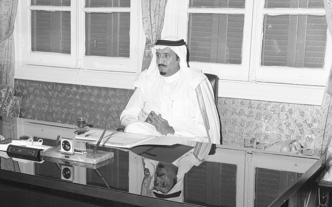  الملك سلمان-أمير منطقة الرياض آنذاك- في اجتماع بمكتبه عام 1399هـ/1979م. (واس)