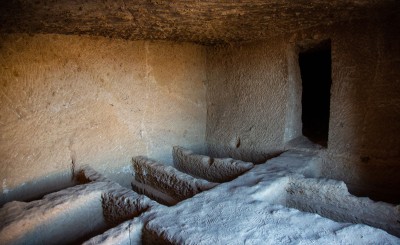 قبور منحوتة في مدائن شعيب الأثرية في منطقة تبوك. (سعوديبيديا)