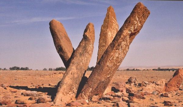 موقع أعمدة الرجاجيل الأثري في منطقة الجوف. (دارة الملك عبدالعزيز)