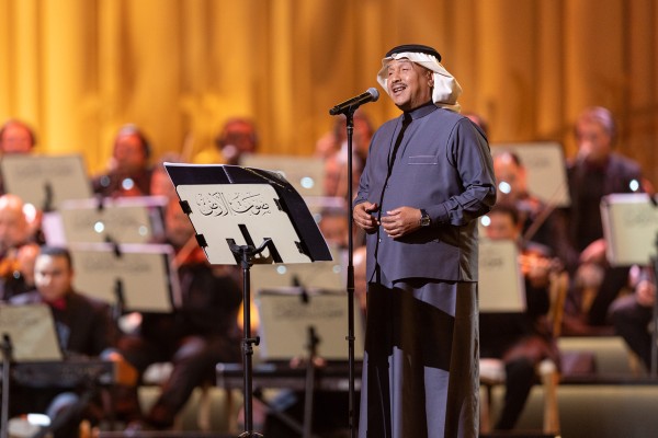 محمد عبده يغني في ليلة صوت الأرض طلال مداح. (سعوديبيديا)