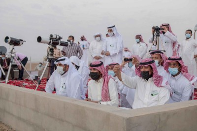راصدون يتراءون هلال الشهر. (واس)