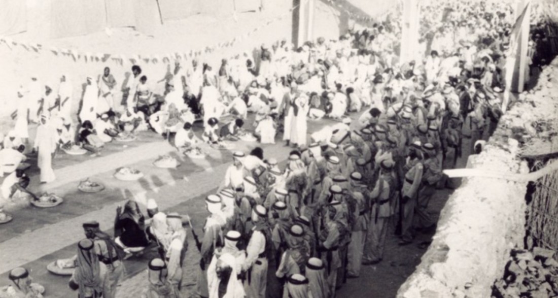 احتفال الأهالي بمناسبة زيارة الملك سعود بن عبدالعزيز لمدينة جازان عام 1374هـ/1954م. (دارة الملك عبدالعزيز)